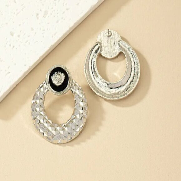 Silver Round & Lion Head Design Stud Earrings Zinc Alloy Jewelry - Picture 2 of 2
